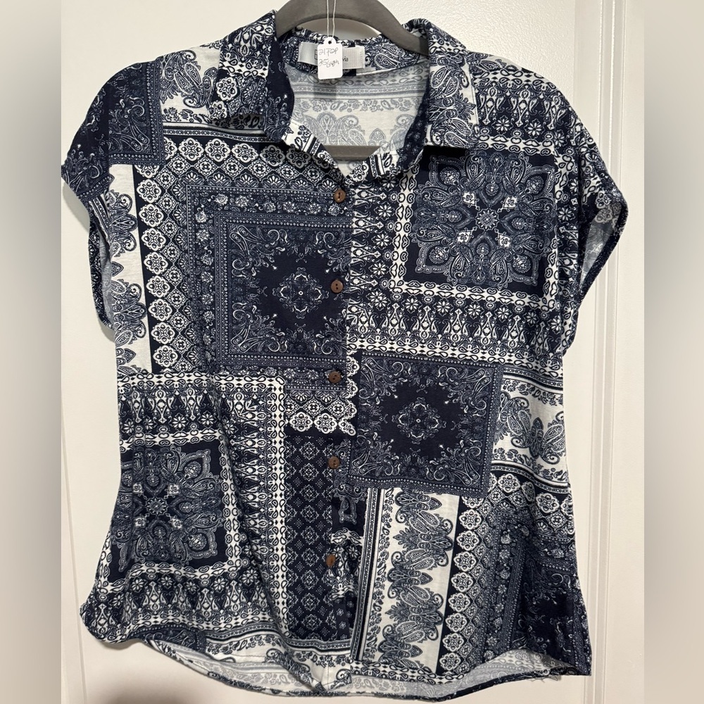 Eden‎ & Olivia Blue and White Short Sleeve Button Down Shirt